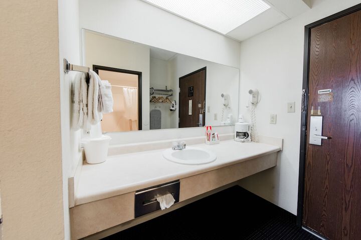 Room 12 of 28