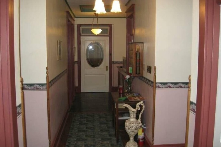 Ballroom/Hall 27 of 28