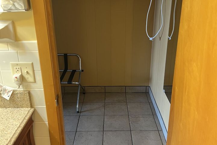 Room 185 of 443