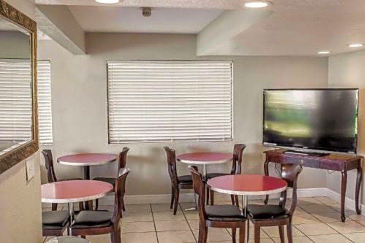 Rodeway Inn & Suites