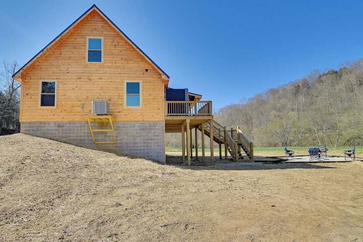Riverside Beattyville Cabin w / Kayaks & Fire Pit!