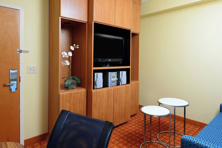 Room 25 of 38