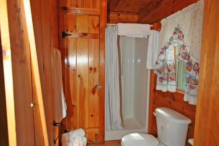Robin Hill Camping Resort Deluxe Cottage 13