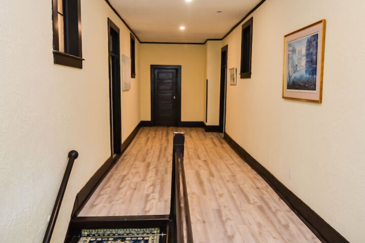 Ballroom/Hall 22 of 27