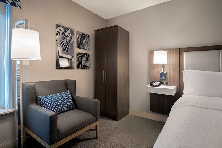Room 10 of 27