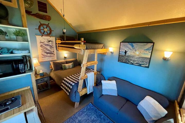 Lost Anchor Cabins - Ocean-view cabins on the bluff