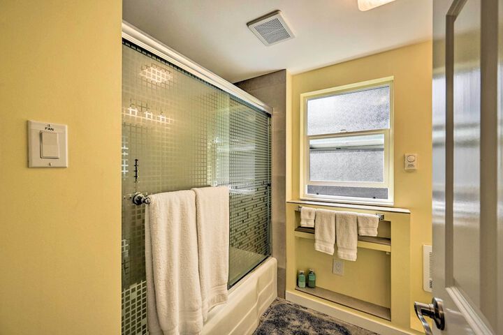 Family-friendly Kirkland Home 1 Mi to Downtown