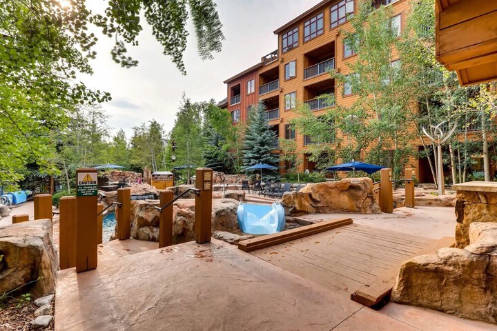 2 Bedroom Colorado Vacation Rental situated in River Run Village Steps from the Summit Express Gondola