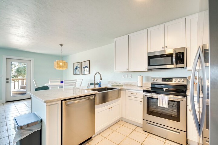Cedar Key Condo w / Balcony & Gulf Views!