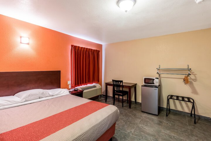 Room 32 of 68