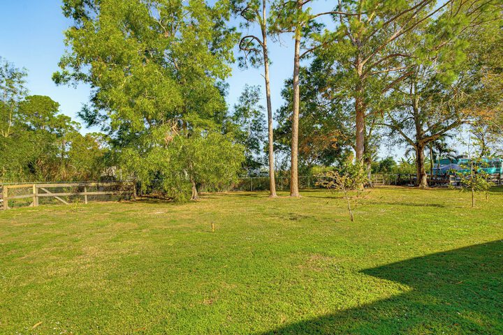 Peaceful Loxahatchee Apartment w / Covered Porch