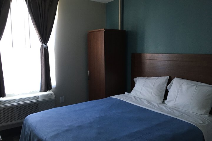 Room 4 of 9