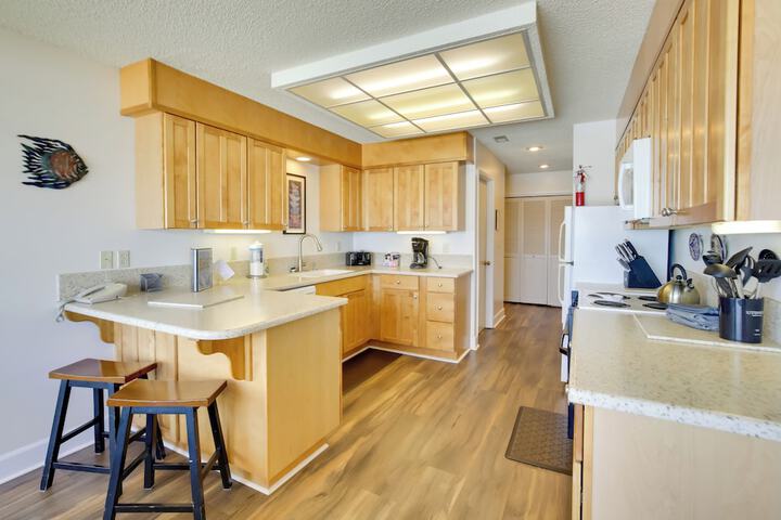 Comfortable Lincoln City Condo w / Patio & Views!