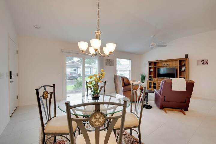 Sun-soaked Retreat in The Villages w / Grill!