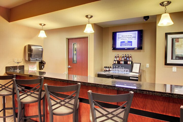 Cobblestone Hotel & Suites - Newton