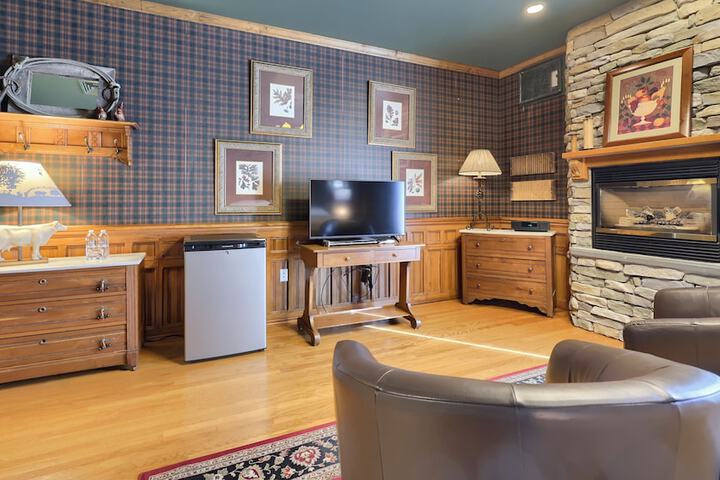 Twin Pine Manor Bed & Breakfast
