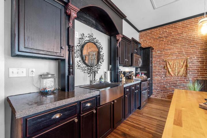 Downtown Loft Amazing Bath Tub & Shower #9