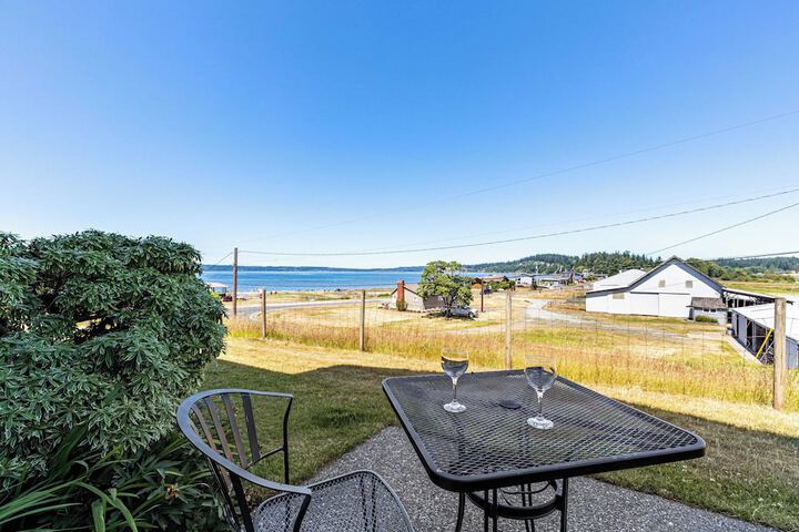 Private Beach Access + Water Views! Sleeps 18 Historic 6bdr Farmhouse w / Deck