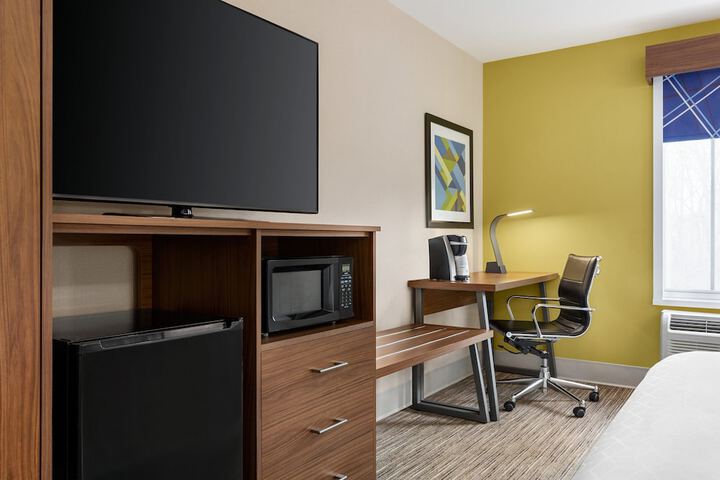 Holiday Inn Express & Suites Philadelphia - Mt. Laurel by IHG