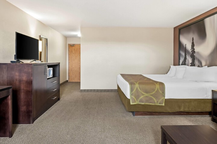 Super 8 by Wyndham Meadow Lake