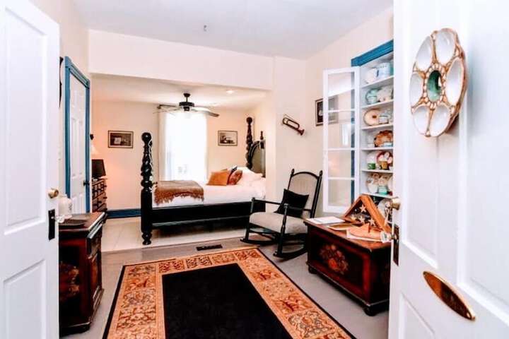 Colonial Beach Plaza Bed & Breakfast