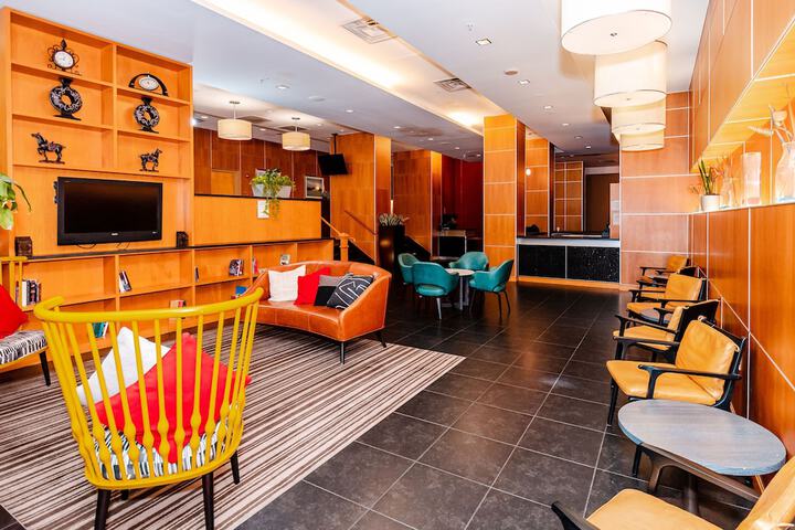Lounge 27 of 32