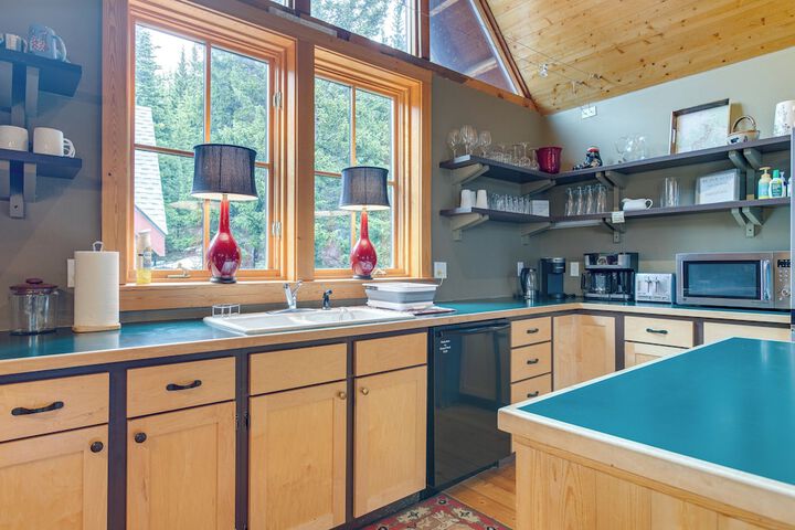 Idaho Springs Home w / Amazing Mountain Views!