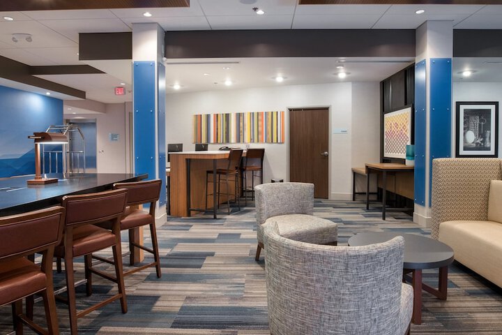 Holiday Inn Express & Suites Racine by IHG