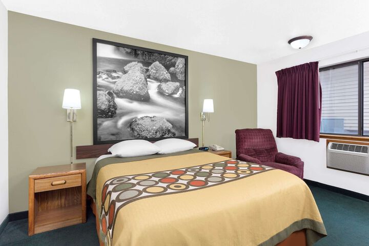 Room 10 of 28