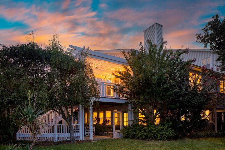 Hemlock by Avantstay Minutes From Folly Beach w / Multiple Patios