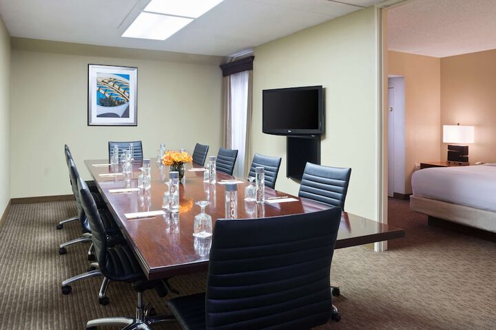 DoubleTree Suites by Hilton Hotel Cincinnati - Blue Ash