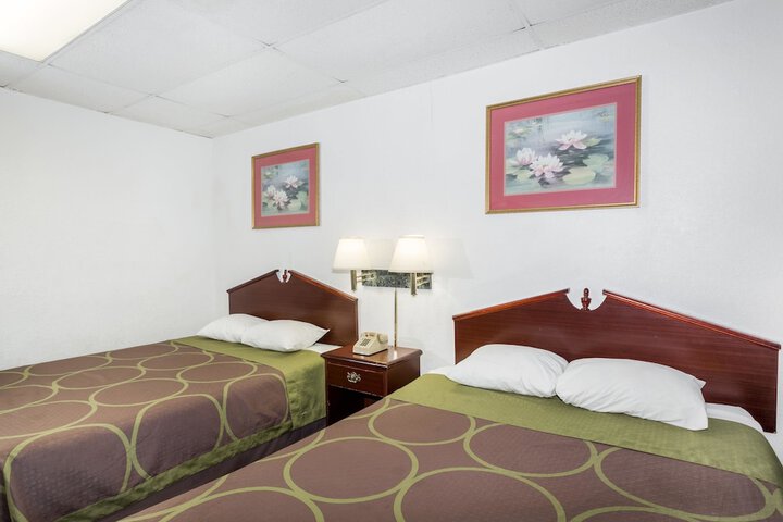 Room 10 of 16