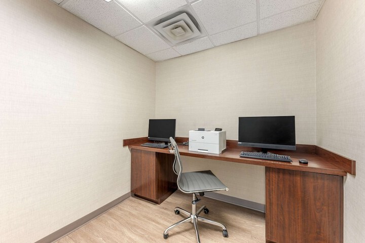 Business Center 30 of 33