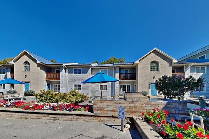 Put-in-Bay Poolview Condo #4