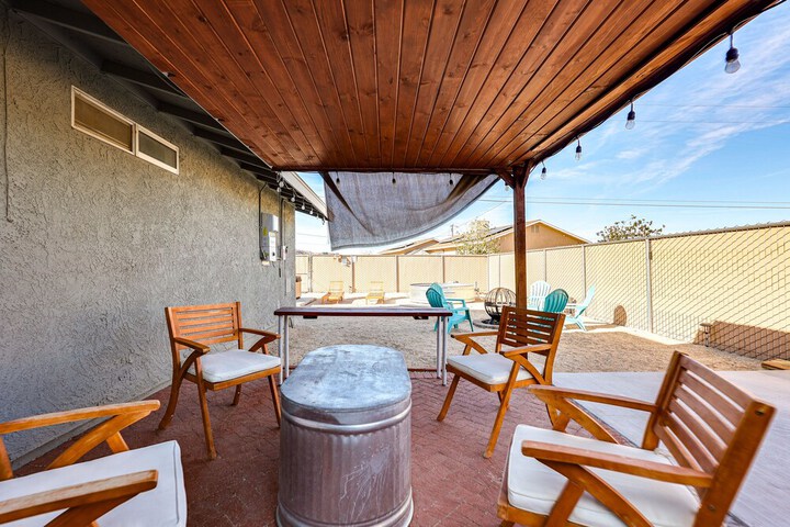 Indie-eclectic Desert Home w / Hot Tub + Patio