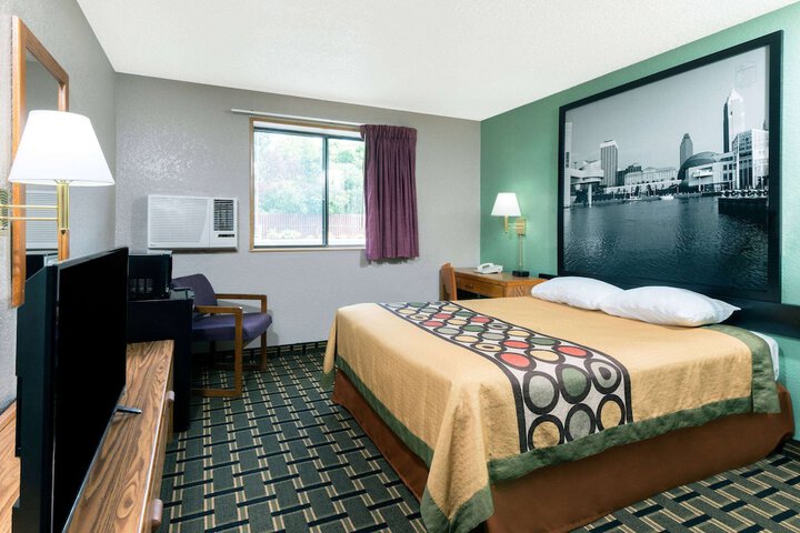 Super 8 by Wyndham Twinsburg / Cleveland Area