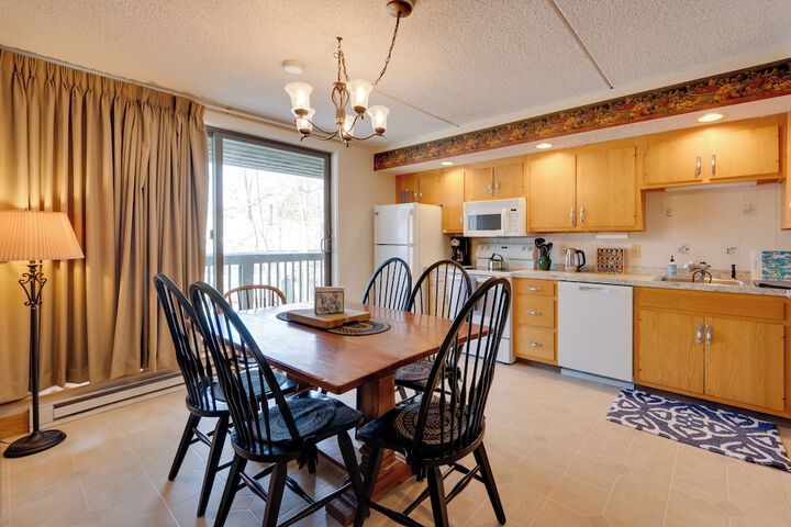 Close to Smuggs Lifts! Cozy Mountain-view Condo