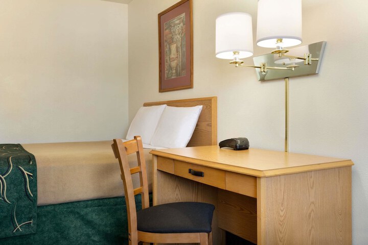 Room 10 of 15
