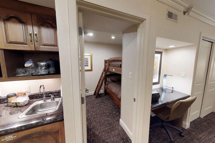 Room 40 of 80