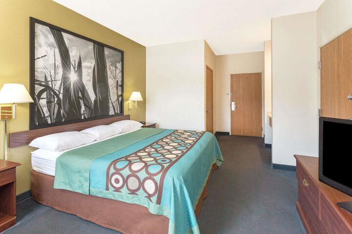 Room 8 of 16