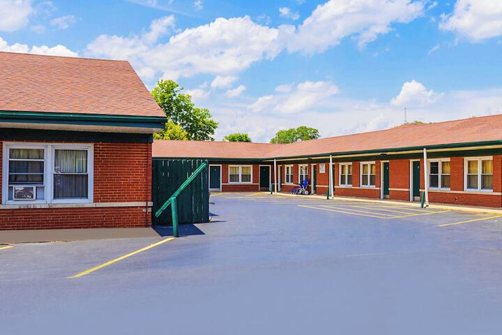 Manor Motel by OYO Near Oak Brook / Chicago Westchester