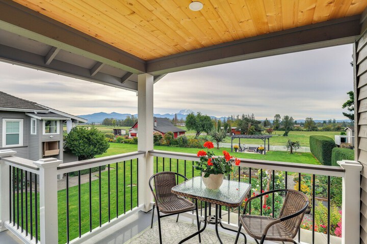 Idyllic Enumclaw Studio w / Mount Rainier Views
