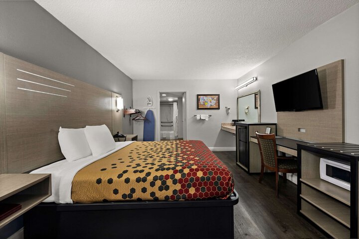 Room 16 of 28