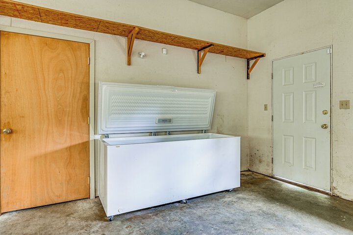Roomy Log Cabin w / Hot Tub Walk to Kenai River!