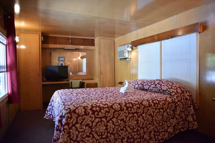 Room 13 of 22