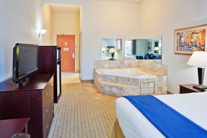 Room 26 of 38