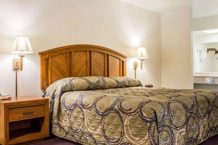 Room 8 of 28
