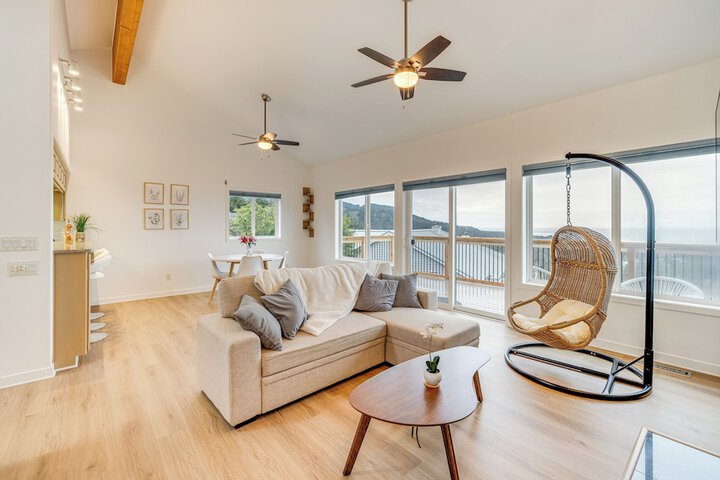 Lovely Rockaway Beach Home w / Pacific Ocean Views!