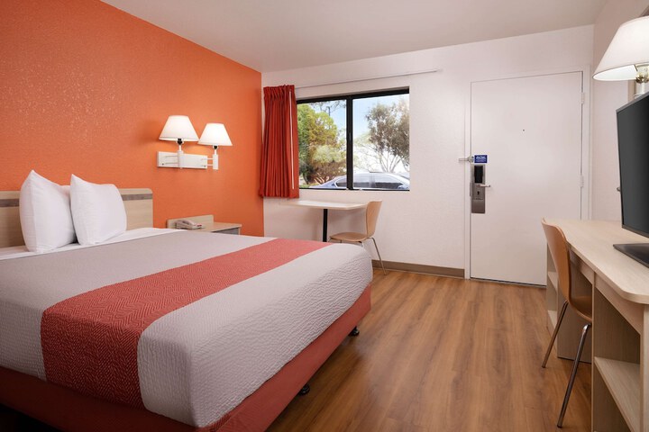 Room 7 of 24