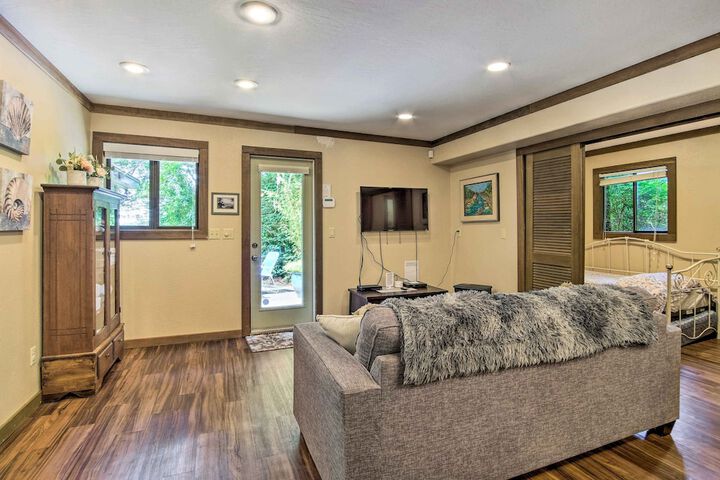 Coos Bay Cottage w / Fireplace & BBQ Patio!